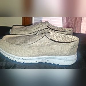 Canvas style slip on shoes